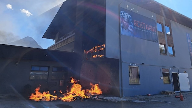Ein Fassadenbrand in einem ehemaligen Bordell in Reutte in Tirol sorgte für einen Großeinsatz ...