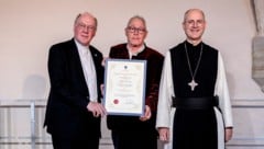 Bischof Alois Schwarz (li.) und Abt Pius (re.) überreichten „Krone“-Redakteur Mark Perry ...