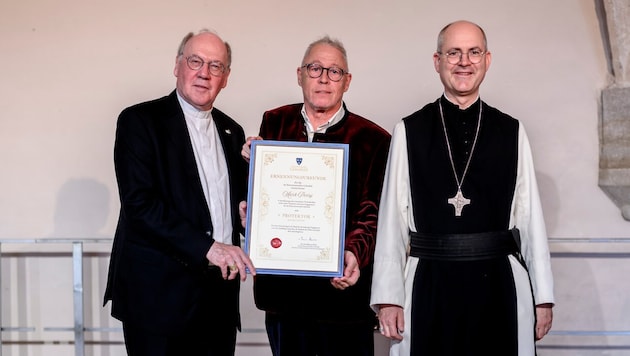 „Saubermacher“-Chef Hans Roth (li.) und Abt Pius (re.) überreichten „Krone“-Redakteur Mark Perry ...