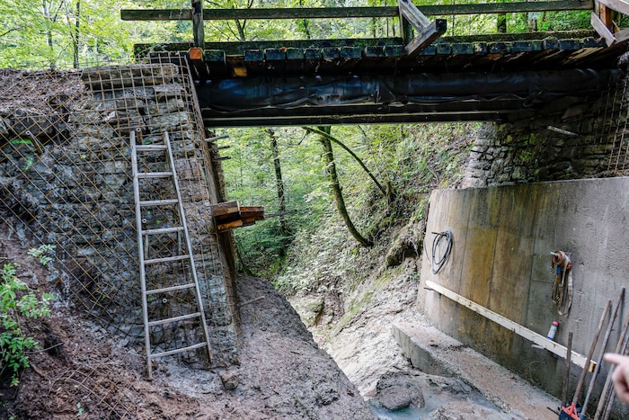 Die Brücken entlang des Weges werden derzeit saniert.
