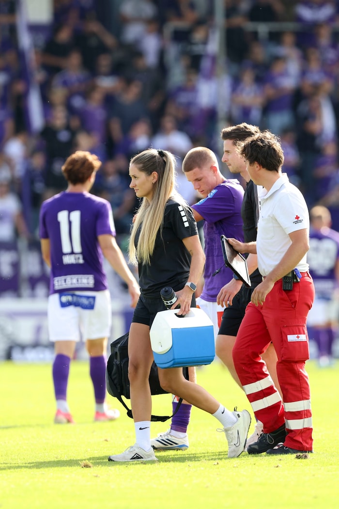 Tobias Rohrmoser konnte den Platz eigenständig verlassen und verfolgte den Rest des Spiels von ...