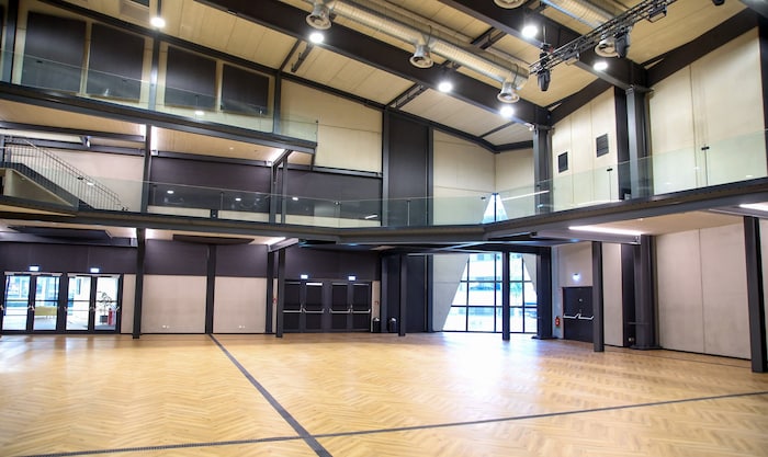 Dieser Saal verwandelt sich bald in eine große Partyzone.