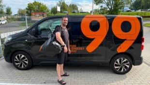 99ers-Zeugwart „Dease“ bereitet stets alles für die Mannschaft vor, reiste an diesem Wochenende ...