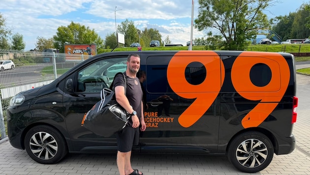 99ers-Zeugwart „Dease“ bereitet stets alles für die Mannschaft vor, reiste an diesem Wochenende ...