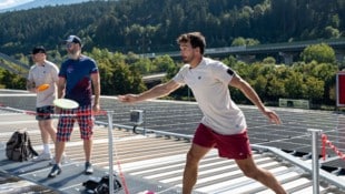 Mats Hummels beim Discgolf am Dach des Tivoli-Stadions.