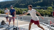 Mats Hummels beim Discgolf am Dach des Tivoli-Stadions.