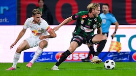 Nikolas Veratschnig (li.) und Red Bull Salzburg spielten in Ried 1:1. 