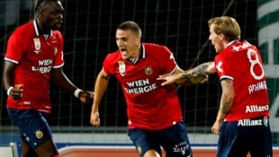 Nenad Cvetkovic feiert seinen Treffer zum 2:0 für Rapid. 