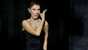 Mit Tränen in den Augen hat Superstar Céline Dion vor Zehntausenden Fans ihr Bühnen-Comeback ...