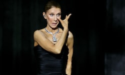 Mit Tränen in den Augen hat Superstar Céline Dion vor Zehntausenden Fans ihr Bühnen-Comeback ...