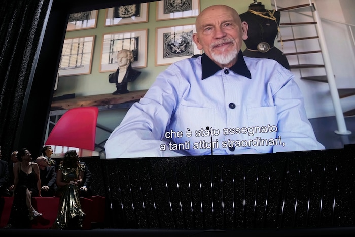 John Malkovich wurde zugeschaltet.