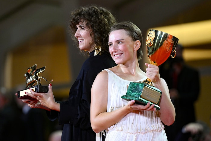 May el-Toukhy mit dem Goldenen Löwen und Mathilde Arcel mit ihrem Preis als beste Darstellerin ...