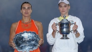 Aryna Sabalenka (l.) und Jelena Rybakina