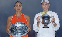 Aryna Sabalenka (l.) und Jelena Rybakina