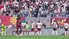 Michael Gregoritsch (Nummer 11) lässt sich von den Fans feiern.