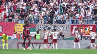 Michael Gregoritsch (Nummer 11) lässt sich von den Fans feiern.