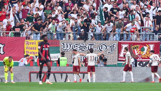 Michael Gregoritsch (Nummer 11) lässt sich von den Fans feiern.