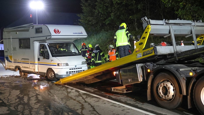 Die Feuerwehr half beim Abtransport des demolierten Wohnmobils