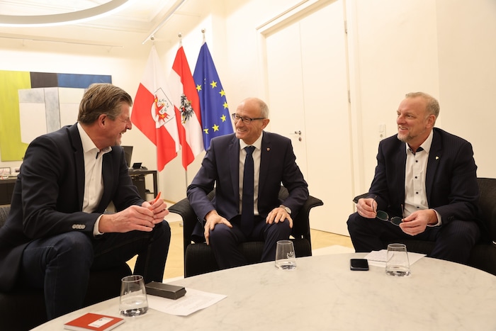 Landeshauptmann Anton Mattle im Gespräch mit Claus Meinert (li.), Chefredakteur der „Tiroler ...