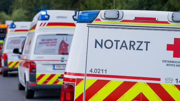 Das 16-jährige Mädchen wurde nach notärztlicher Erstversorgung ins Spital gebracht (Symbolbild)