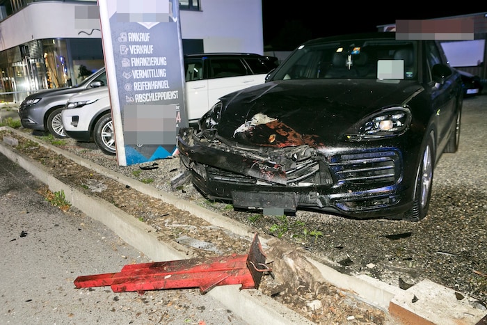 Auch recht kostspielige Autos wurden bei dem Crash beschädigt.