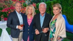 Michael Krüger mit Frank Stronach sowie Cindy und Ines 
