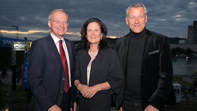 Landeshauptmann Thomas Stelzer (li.) und Gattin Bettina Stelzer-Wögerer fanden vor der ...