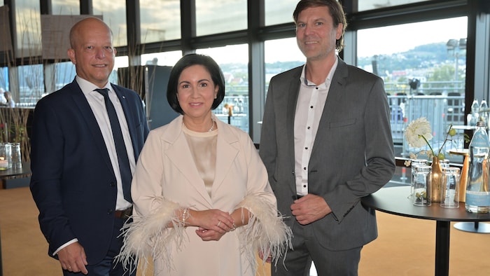 Sparkasse-OÖ-Generaldirektorin Stefanie Christina Huber, Vorstand Martin Punzenberger (li.) und ...