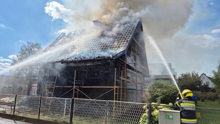 Die Einsatzkräfte konnten ein Übergreifen der Flammen auf Nachbarhäuser verhindern.