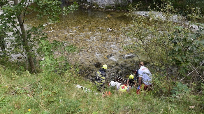 Die Helfer mussten zum Verunglückten ins Flussbett absteigen.