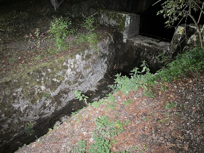 In diesem ausgetrockneten Kanal landete der Teenager.