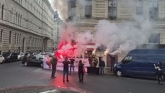 Aktivisten zündeten in Wien am Sonntag mehrere Bengalos.