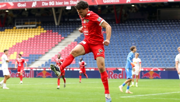 St. Pöltens Luis Hartwig jubelt, Liefering ist konsterniert.