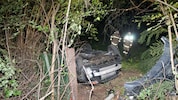 Das Auto kam am Dach liegend zum Stillstand.