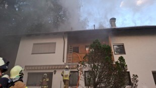 Feuerwehrleute aus Rum und Thaur rückten zur Brandbekämpfung an. 