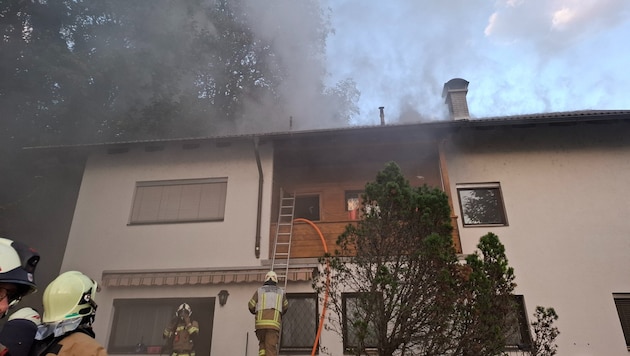 Feuerwehrleute aus Rum und Thaur rückten zur Brandbekämpfung an.