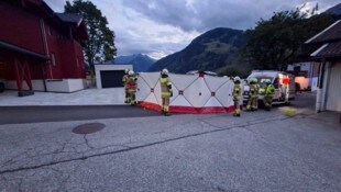 Die Florianis bauten den Sichtschutz bei der Bergung der zwei verletzten Pongauer auf. 