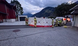 Die Florianis bauten den Sichtschutz bei der Bergung der zwei verletzten Pongauer auf. 