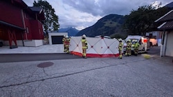 Die Florianis bauten den Sichtschutz bei der Bergung der zwei verletzten Pongauer auf. 