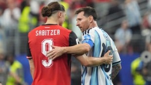 Marcel Sabitzer mit Argentiniens Superstrar Lionel Messi.
