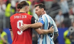 Marcel Sabitzer mit Argentiniens Superstrar Lionel Messi