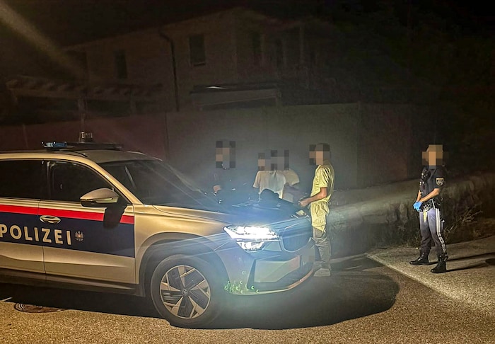 Die Polizei bei der Anhaltung der drei Verdächtigen.