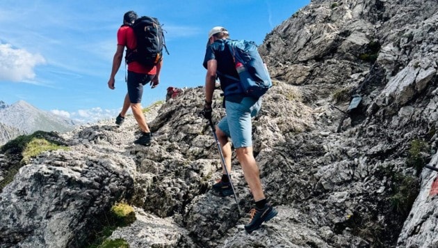 Mit neuen Schuhen und eskortiert von zwei Bergrettern wanderte der Mann sicher zurück.