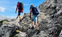 Mit neuen Schuhen und eskortiert von zwei Bergrettern wanderte der Mann sicher zurück.