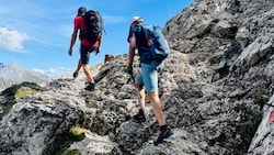Mit neuen Schuhen und eskortiert von zwei Bergrettern wanderte der Mann sicher zurück.