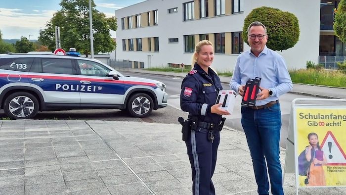Bürgermeister Christoph Meisinger mit Polizistin Petra Autengruber.