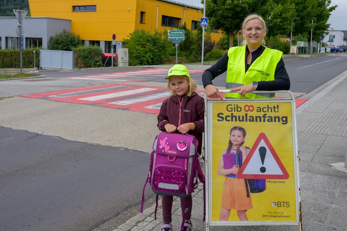 Laura (8) mit ihrer Mama Anja Weiermann.