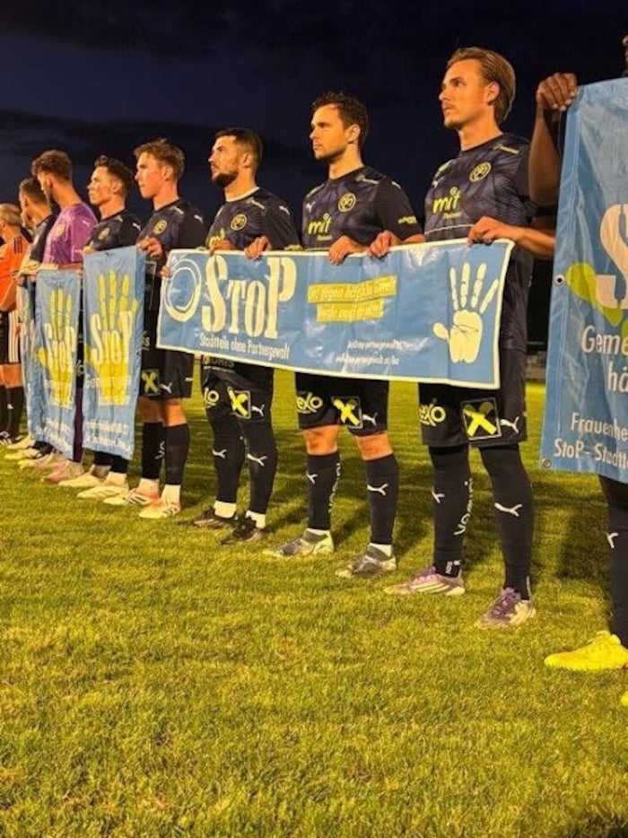 Die Fußballer beider Teams distanzierten sich von jeder Form der Partnergewalt.