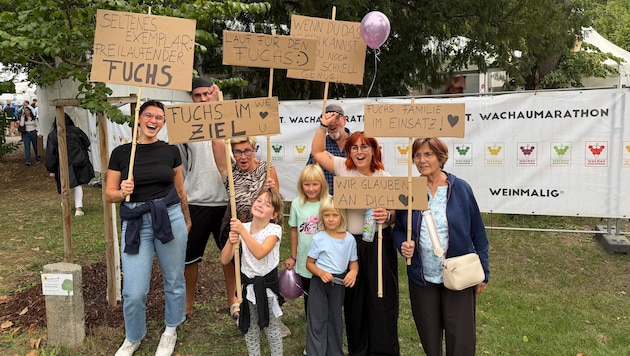 Großer Fanclub für „Fuchs“ im Ziel des Wachau Marathons.