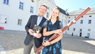 Direktor Hans Brunner mit Fagottschülerin Johanna Gigler die seit zehn Jahren daran festhält.